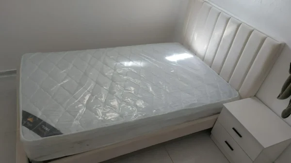 מיטה זוגית מיטה וחצי עם רגליים גבוהות ללא ארגז מצעים צבע שמנת - מילאנו