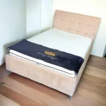 מיטה זוגית מיטה וחצי צבע שמנת עם רגליים גבוהות - ונציה