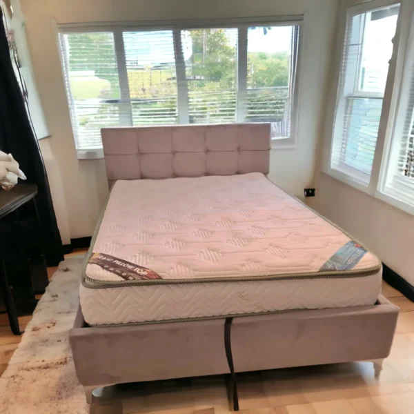 מיטה זוגית מיטה רגליים גבוהות צבע אפור - ונציה