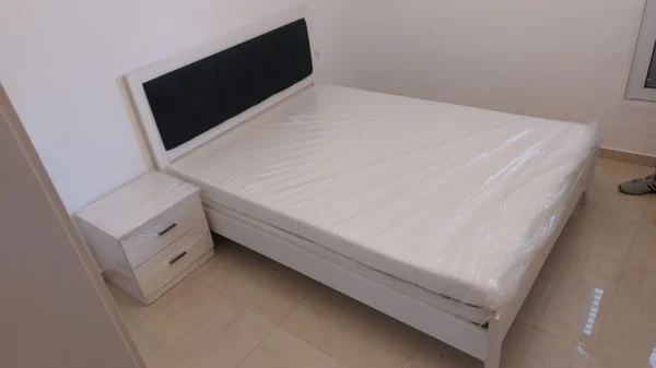 ⁦מיטה זוגית דמוי עץ בשילוב בד קטיפה⁩ – תמונה ⁦3⁩