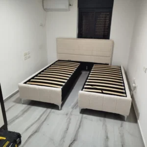 מיטה יהודית צבע שמנת מופרדת רגליים גבוהות עם ארגז מצעים