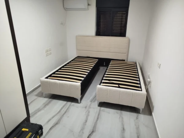 מיטה יהודית צבע שמנת מופרדת רגליים גבוהות עם ארגז מצעים