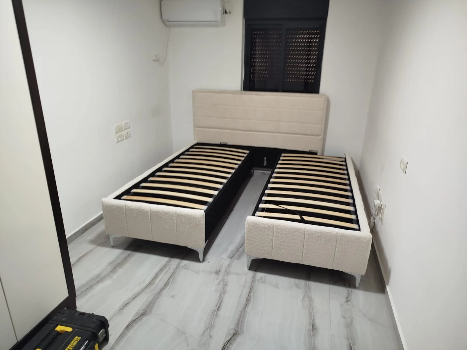 מיטה יהודית צבע שמנת מופרדת רגליים גבוהות עם ארגז מצעים