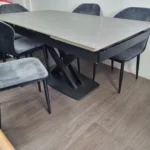 פינת אוכל קרמית אפורה צבע בטון