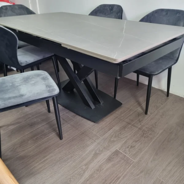 פינת אוכל קרמית אפורה צבע בטון