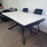 פינת אוכל קרמית נפתחת לבנה