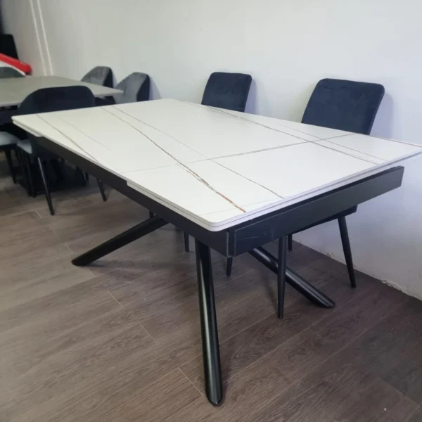 פינת אוכל קרמית נפתחת לבנה