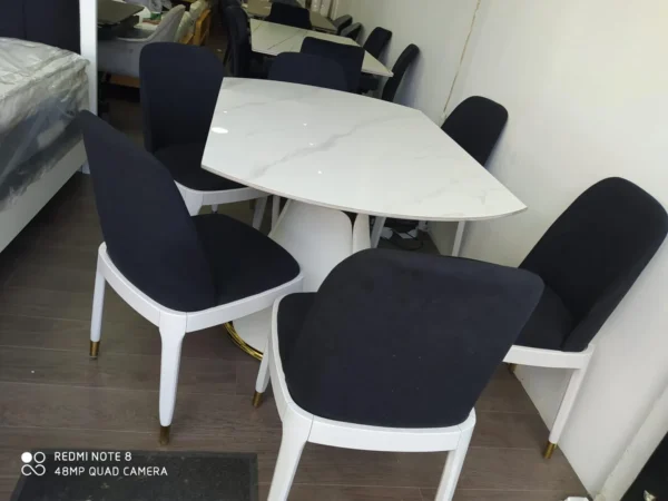 פינת אוכל עגולה נפתחת קרמיקה לבנה