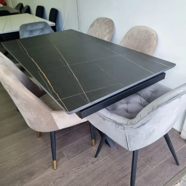 פינת אוכל קרמית נפתחת צבע שחור